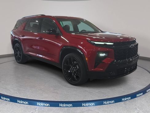 Used 2025 Chevrolet Traverse RS FWD image 4