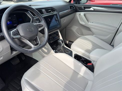 Used 2022 Volkswagen Tiguan SE w/ Panoramic Sunroof Package image 10
