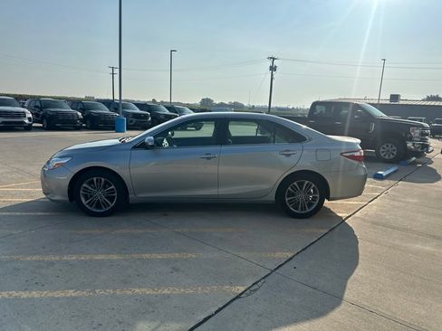 Used 2015 Toyota Camry SE FWD image 4