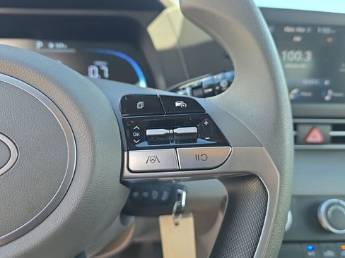 Used 2024 Hyundai Elantra SE image 20