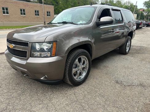 Used 2014 Chevrolet Suburban LT w/ Luxury Package AWD/4WD image 3
