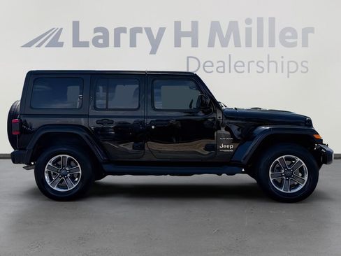 Used 2018 Jeep Wrangler Unlimited Sahara AWD/4WD image 5