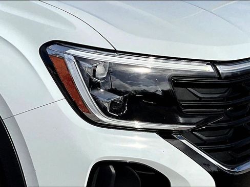 Certified 2025 Volkswagen Atlas Cross Sport SE AWD/4WD image 12