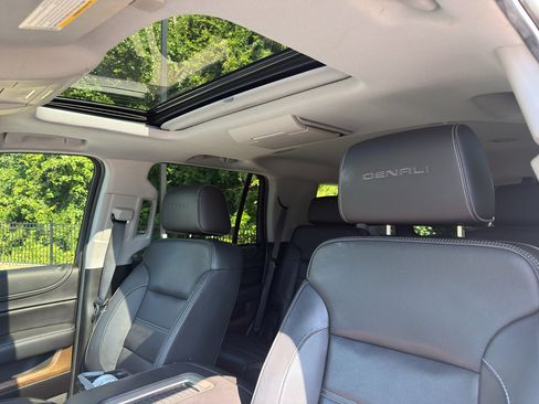 Used 2020 GMC Yukon Denali w/ Denali Premium Package RWD image 10