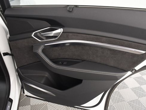 Used 2021 Audi e-tron Prestige w/ Prestige Package image 19