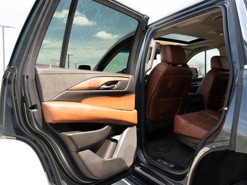 Used 2020 Cadillac Escalade Luxury AWD/4WD image 28