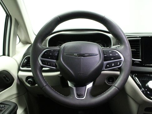 Used 2024 Chrysler Pacifica Touring-L FWD image 21