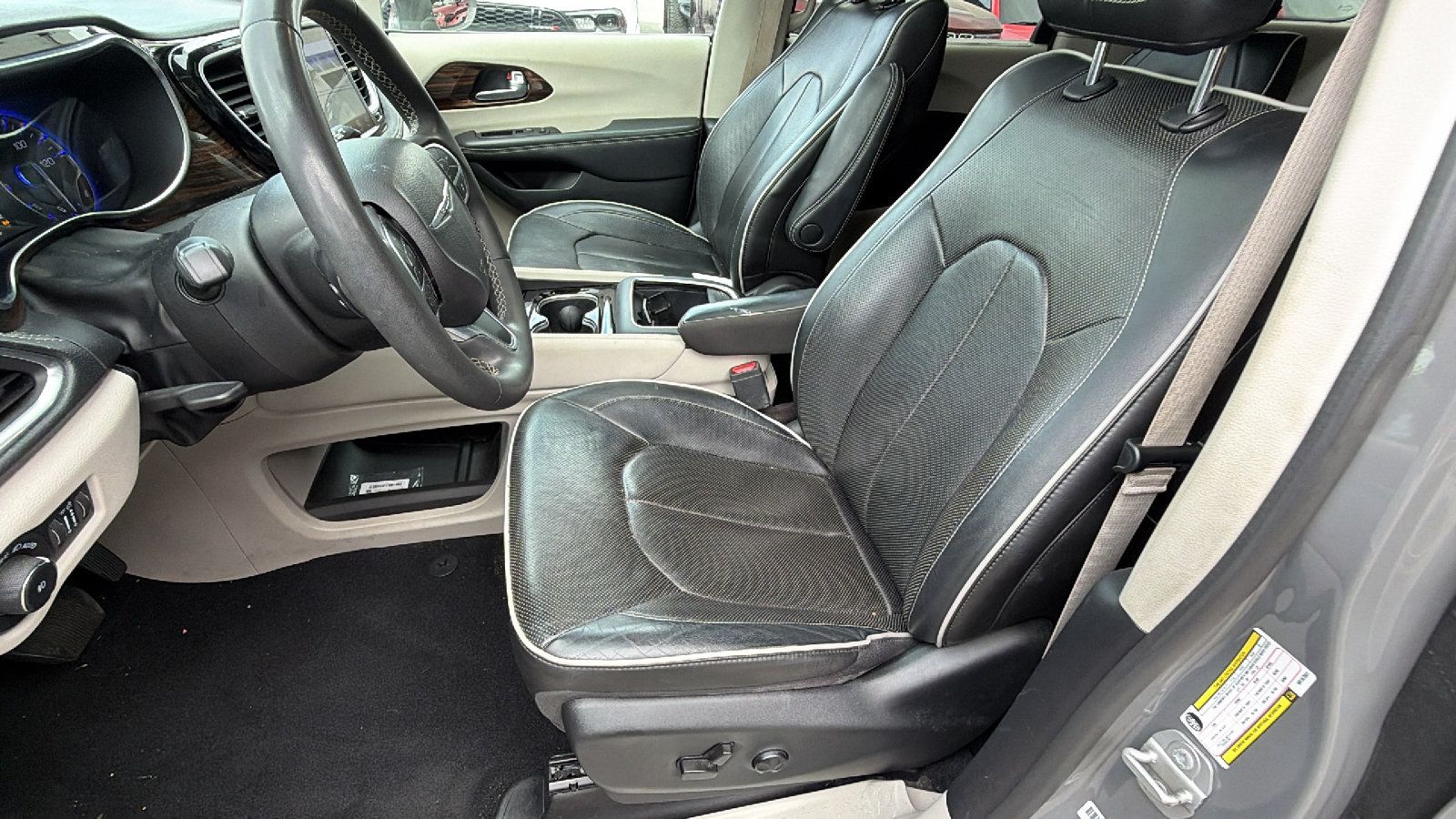 Used 2022 Chrysler Pacifica Limited FWD image 16