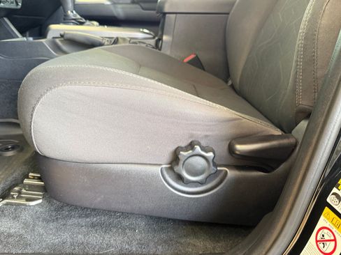 Used 2019 Toyota Tacoma TRD Sport AWD/4WD image 15