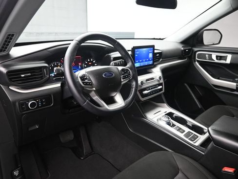 Certified 2023 Ford Explorer XLT RWD image 19