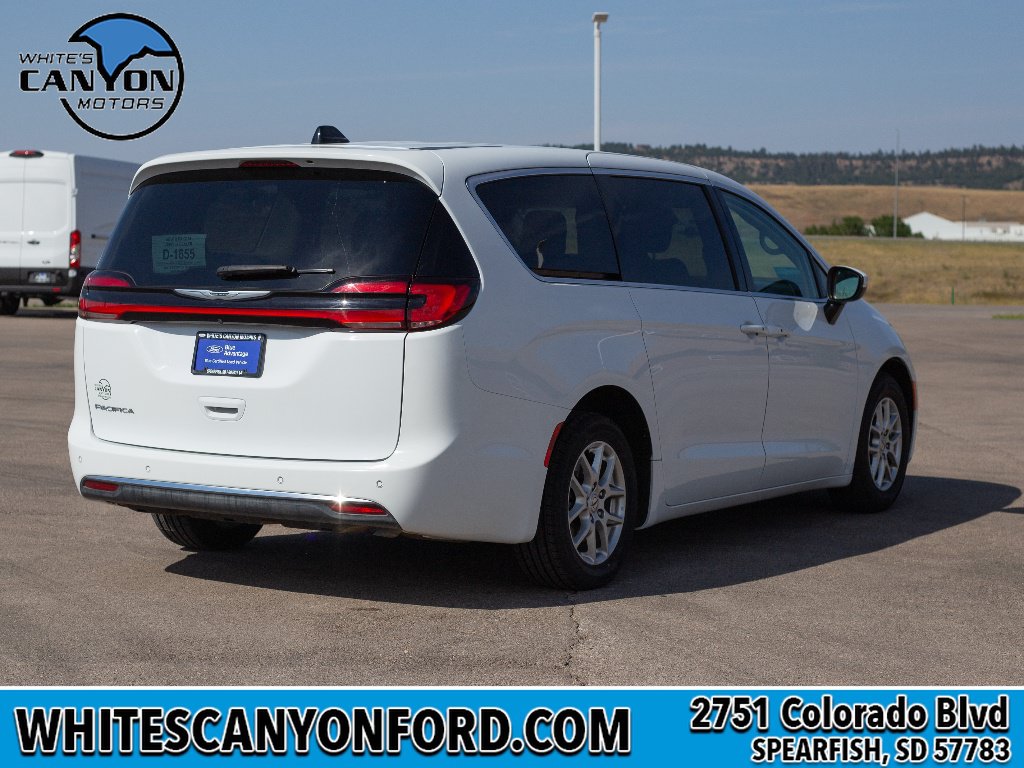 Used 2023 Chrysler Pacifica Touring-L FWD image 13