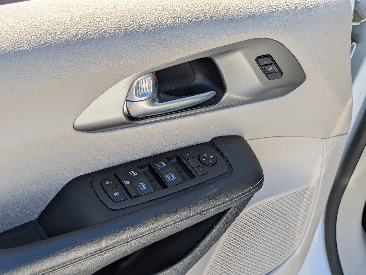 Used 2023 Chrysler Pacifica Touring-L FWD image 11