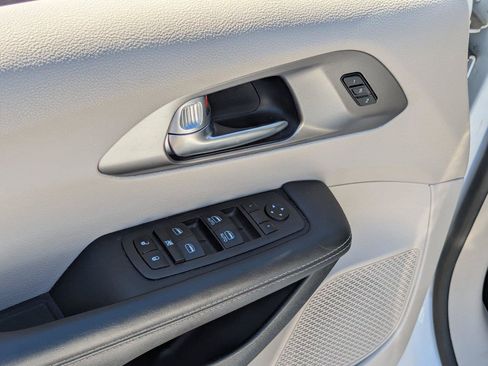 Used 2023 Chrysler Pacifica Touring-L FWD image 11