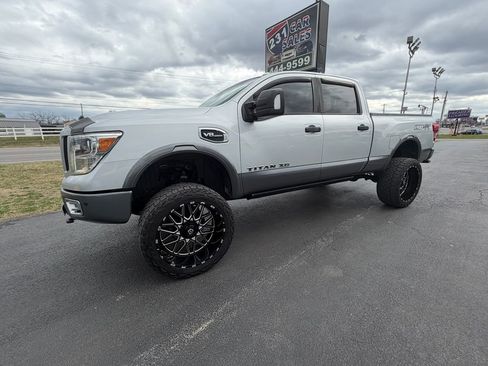 Used 2018 Nissan Titan PRO-4X w/ Pro-4x Utility Package image 8