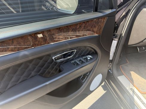 Used 2022 Bentley Bentayga AWD/4WD image 22