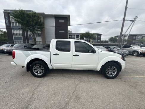 Used 2020 Nissan Frontier SV image 7