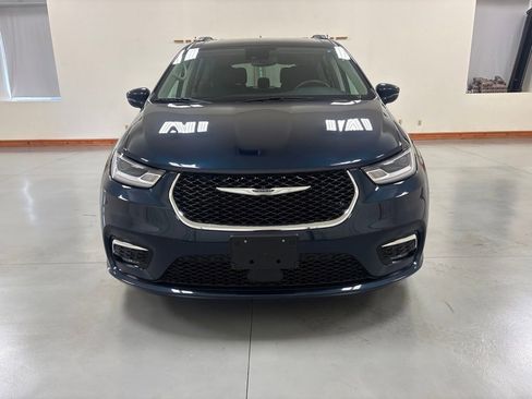 Used 2021 Chrysler Pacifica Touring FWD image 3