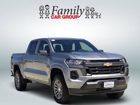 Used 2025 Chevrolet Colorado LT RWD image 2