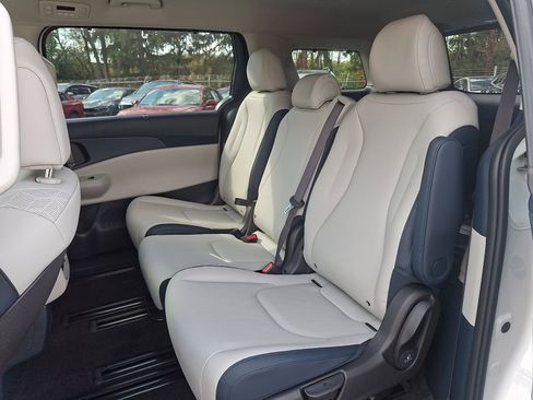 New 2026 Kia Carnival EX FWD image 11