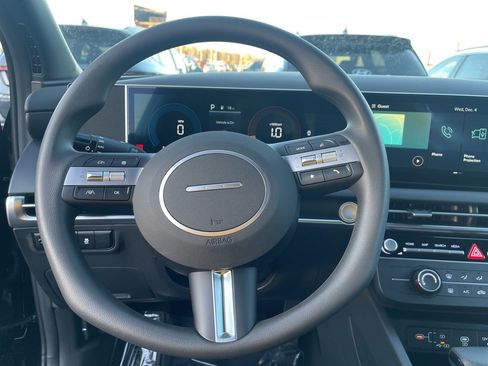 Used 2025 Hyundai Santa Cruz SE image 17