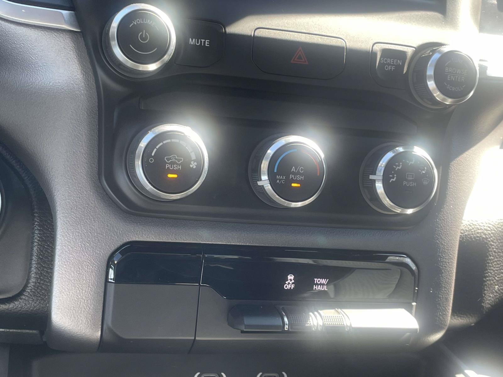 Used 2022 RAM 1500 Big Horn AWD/4WD image 3