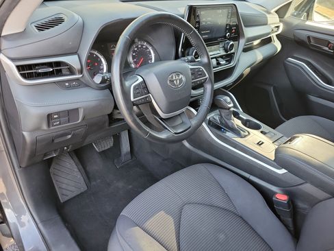 Used 2022 Toyota Highlander LE image 3