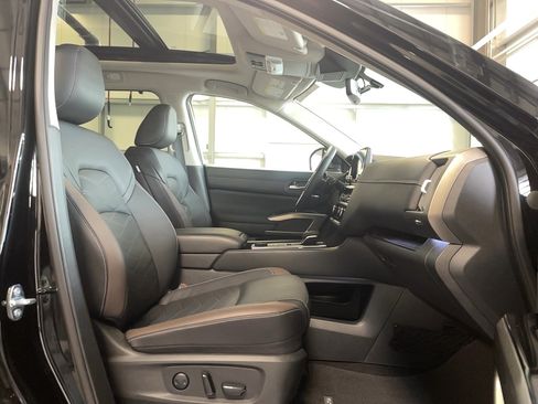 Used 2025 Nissan Pathfinder Platinum AWD/4WD image 24