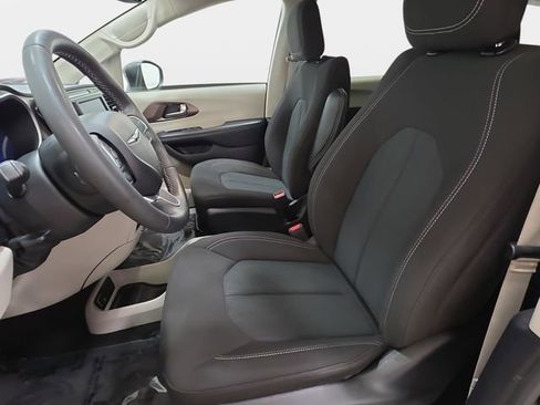 Used 2023 Chrysler Voyager LX FWD image 13