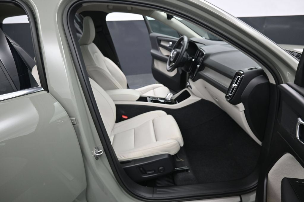 Used 2023 Volvo XC40 B5 Plus AWD/4WD image 35