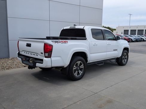 Used 2018 Toyota Tacoma TRD Sport image 4