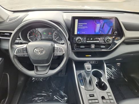 Used 2023 Toyota Highlander XLE image 11