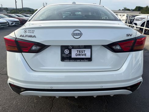 Used 2024 Nissan Altima 2.5 SV FWD image 6