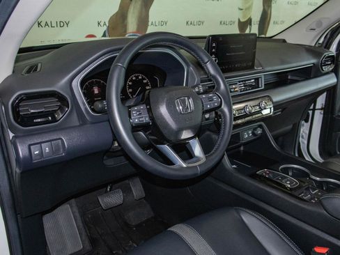 Used 2025 Honda Pilot Touring image 6