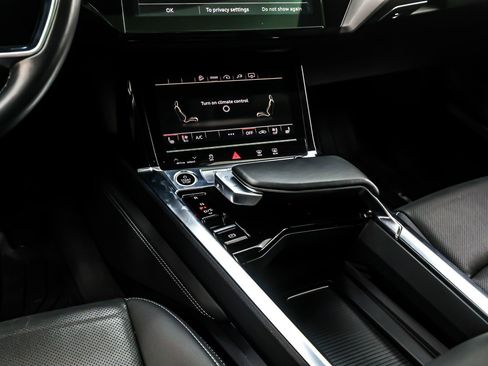 Used 2022 Audi e-tron Premium Plus w/ Premium Plus Package image 7