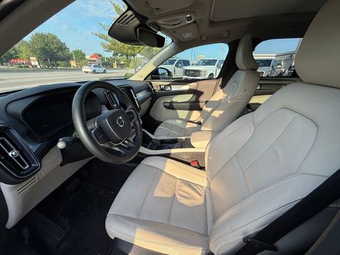 Used 2022 Volvo XC40 T4 Momentum FWD image 9