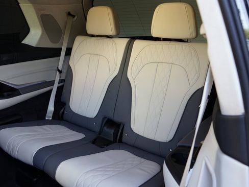 Used 2024 BMW X7 M60i w/ Executive Package image 29