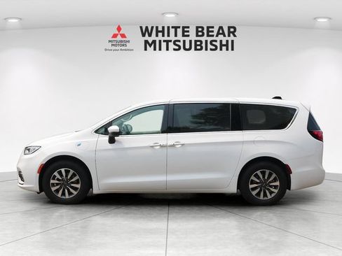 Used 2023 Chrysler Pacifica Touring-L FWD image 3