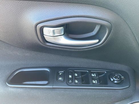 Used 2016 Jeep Renegade Latitude FWD image 11