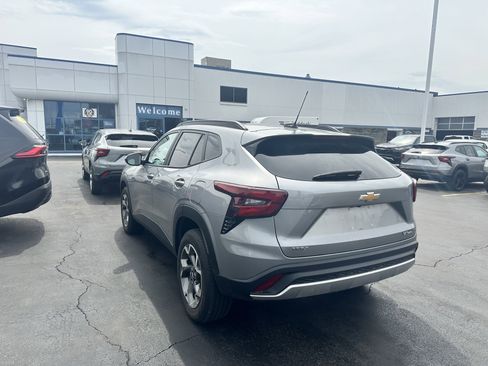 Used 2024 Chevrolet Trax LT w/ Driver Confidence Package image 8