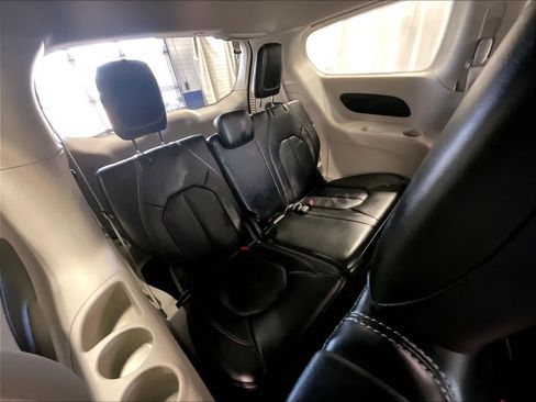 Used 2023 Chrysler Pacifica Touring-L FWD image 17