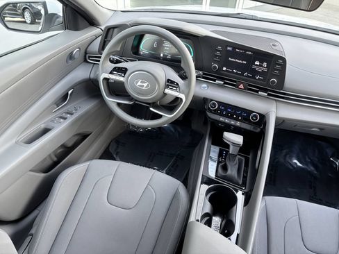 Used 2025 Hyundai Elantra Hybrid FWD image 21