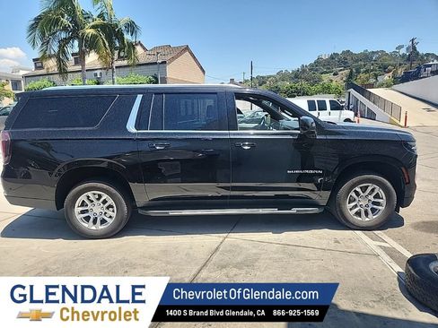 Certified 2025 Chevrolet Suburban LT RWD image 6