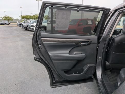 Used 2024 Toyota Highlander Platinum AWD/4WD image 25