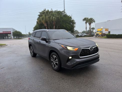 Used 2021 Toyota Highlander XLE FWD image 7