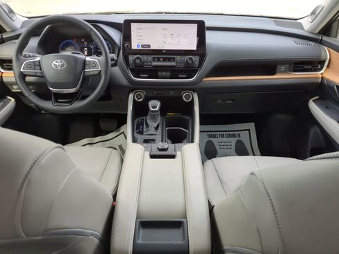 Used 2025 Toyota Grand Highlander AWD image 12