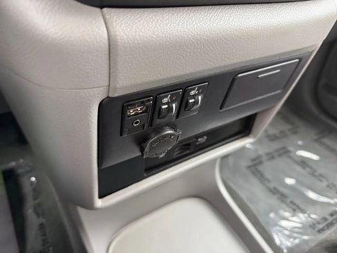 Used 2017 Toyota Sienna XLE Premium AWD/4WD image 32