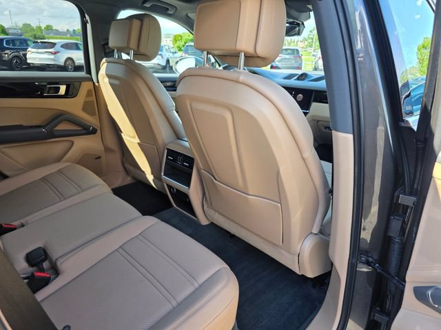 Used 2023 Porsche Cayenne Platinum Edition AWD/4WD image 14