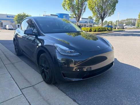 Used 2025 Tesla Model Y Long Range RWD image 3