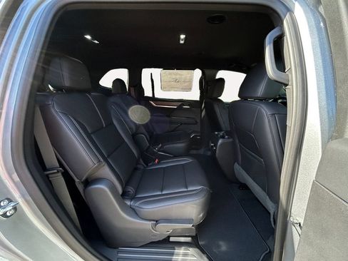 Used 2026 GMC Acadia Elevation w/ Elevation Premium Package AWD/4WD image 11