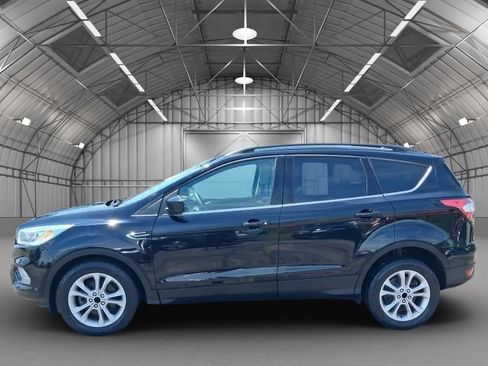 Used 2017 Ford Escape SE w/ Equipment Group 201A FWD image 2